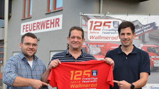 Wehrführer Marco Schaaf (Mitte), sein Stellvertreter Max Adler (links) und Jörg Wörsdörfer, Vorsitzender des Fördervereins, präs Wehrführer Marco Schaaf (Mitte), sein Stellvertreter Max Adler (links) und Jörg Wörsdörfer, Vorsitzender des Fördervereins, präs