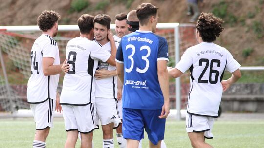 Wenn’s läuft, dann läuft’s: Dem ersten Sieg in der Bezirksliga Ost ließ die SG Horressen (in Weiß, hier beim 3:2 gegen Höhr-Gren Wenn’s läuft, dann läuft’s: Dem ersten Sieg in der Bezirksliga Ost ließ die SG Horressen (in Weiß, hier beim 3:2 gegen Höhr-Gren