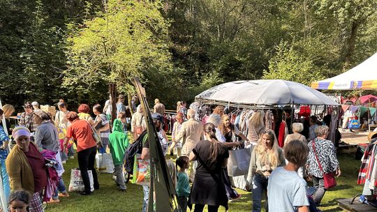 Viel los war bei der beliebten Kleidertausch-Party auf dem Außengelände des Hauses Felsenkeller Viel los war bei der beliebten Kleidertausch-Party auf dem Außengelände des Hauses Felsenkeller