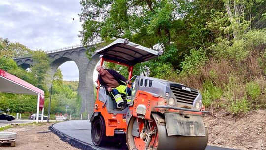 Innerhalb von nur zwei Tagen hat die Firma Scheiff aus Euskirchen die interne Erschließung der Geschäfte in der Mehrener Straße Innerhalb von nur zwei Tagen hat die Firma Scheiff aus Euskirchen die interne Erschließung der Geschäfte in der Mehrener Straße