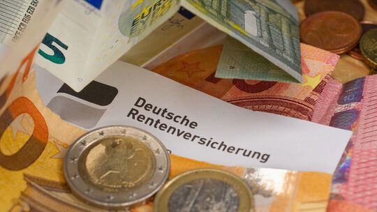 Die gesetzliche Rente reicht nicht aus, um im Alter gut versorgt zu sein, private Vorsorge ist geboten. 2027 kommt ein neues sta Die gesetzliche Rente reicht nicht aus, um im Alter gut versorgt zu sein, private Vorsorge ist geboten. 2027 kommt ein neues sta