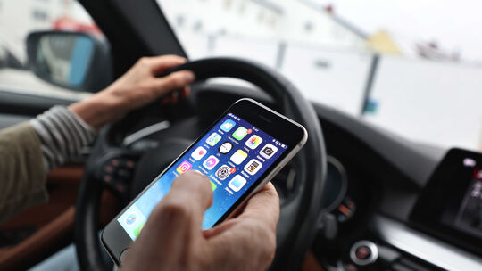 Gefährliche Ablenkung durchs Smartphone: Ein Blick aufs Handy kann sekundenlange Unaufmerksamkeit bedeuten. Das Unfallrisiko ste Gefährliche Ablenkung durchs Smartphone: Ein Blick aufs Handy kann sekundenlange Unaufmerksamkeit bedeuten. Das Unfallrisiko ste
