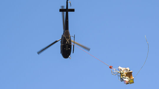 Im Zuge der Generalsanierung werden die mehreren hundert Kilo schweren Signale mit einem speziellen Lasenhubschrauber punktgenau Im Zuge der Generalsanierung werden die mehreren hundert Kilo schweren Signale mit einem speziellen Lasenhubschrauber punktgenau
