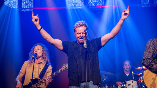 Das Café Hahn bespielte Mirko Bäumer (Mitte) schon mit seiner früheren Band, den Queen Kings, regelmäßig. Seit 2017 ist er Sänge Das Café Hahn bespielte Mirko Bäumer (Mitte) schon mit seiner früheren Band, den Queen Kings, regelmäßig. Seit 2017 ist er Sänge