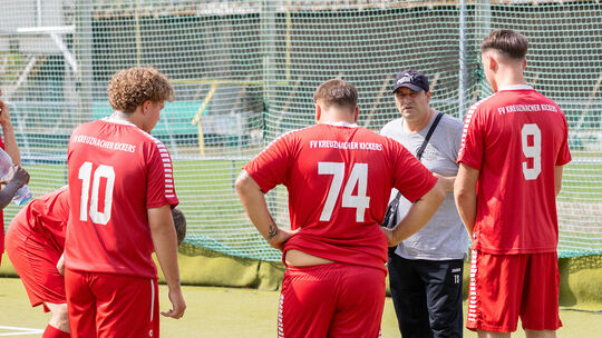 Trinkpause bei der Kreuznacher Kickers: Das Team bespricht sich und möchte am Sonntag in Spabrücken den nächsten Dreier einfahre Trinkpause bei der Kreuznacher Kickers: Das Team bespricht sich und möchte am Sonntag in Spabrücken den nächsten Dreier einfahre
