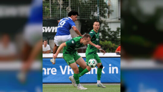 Cosmos-Neuzugang Ayman Aourir (blaues Trikot) war einer der auffälligsten Akteure, strahlte aber gegen Jonas von Haacke (vorne), Cosmos-Neuzugang Ayman Aourir (blaues Trikot) war einer der auffälligsten Akteure, strahlte aber gegen Jonas von Haacke (vorne),