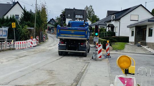 Eine verkehrsabhängige Ampel regelt derzeit den Verkehrsfluss in der Ortsdurchfahrt Bitzen. Nach der Hauptstraße sind Gemeindest Eine verkehrsabhängige Ampel regelt derzeit den Verkehrsfluss in der Ortsdurchfahrt Bitzen. Nach der Hauptstraße sind Gemeindest