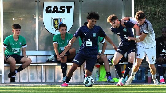 Oft einen Tick zu spät kamen die Mendiger Fußballer (rechts in Weiß Joel Maas) gegen die Mülheim-Kärlicher Reserve, die das Bezi Oft einen Tick zu spät kamen die Mendiger Fußballer (rechts in Weiß Joel Maas) gegen die Mülheim-Kärlicher Reserve, die das Bezi