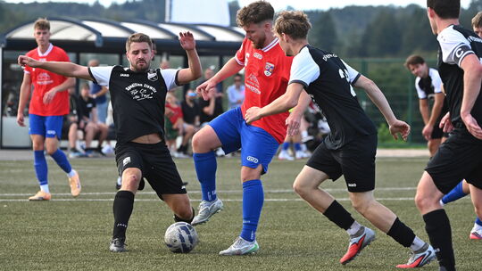 Niklas Herfen (am Ball) war einer von fünf Torschützen beim deutlichen 10:0-Auswärtssieg der SG Neitersen bei der DJK Friesenhag Niklas Herfen (am Ball) war einer von fünf Torschützen beim deutlichen 10:0-Auswärtssieg der SG Neitersen bei der DJK Friesenhag
