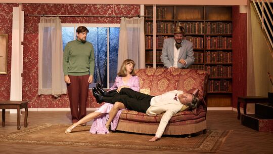 Zu Beginn ist, abgesehen von einer Leiche auf dem Sofa, noch alles in Ordnung im Hause Schloss Haversham - doch das ändert sich Zu Beginn ist, abgesehen von einer Leiche auf dem Sofa, noch alles in Ordnung im Hause Schloss Haversham - doch das ändert sich