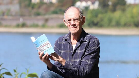 Der Autor Hans-Werner Lücker mit seinem zehnten Buch, dem Gedichtband „Lyrik Kalender Tage Buch“. Der Autor Hans-Werner Lücker mit seinem zehnten Buch, dem Gedichtband „Lyrik Kalender Tage Buch“.