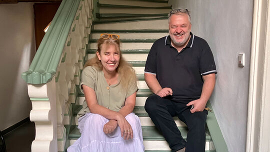 Regina und Thomas Deutsch im prächtigen Treppenhaus der Alten Lateinschule in Diez: Sie haben mit Leidenschaft das denkmalgeschü Regina und Thomas Deutsch im prächtigen Treppenhaus der Alten Lateinschule in Diez: Sie haben mit Leidenschaft das denkmalgeschü