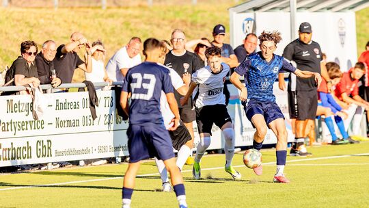 Der JFV Vulkaneifel (weiße Trikots) um Trainer Niklas Wagner (rechts), der früher die Männer der SG Vordereifel coachte, hat in Der JFV Vulkaneifel (weiße Trikots) um Trainer Niklas Wagner (rechts), der früher die Männer der SG Vordereifel coachte, hat in
