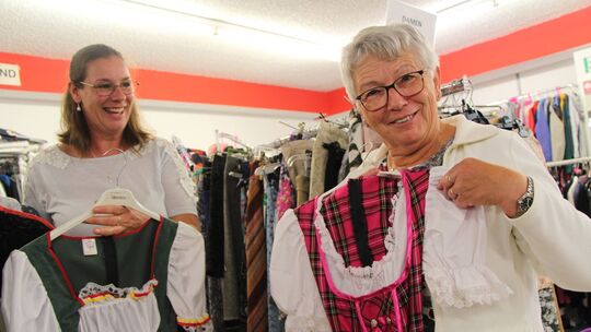 Die Koordinatorin Jennifer Schuh (links) und die Ehrenamtliche Anita Lenerz (rechts) freuen sich, wenn die in der „Schatzkiste“ Die Koordinatorin Jennifer Schuh (links) und die Ehrenamtliche Anita Lenerz (rechts) freuen sich, wenn die in der „Schatzkiste“