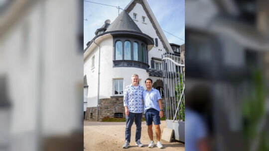 Steve Pryce und Jodel Ricamara leben gemeinsam in der historischen Villa in Bendorf-Sayn. In einem Denkmal zu wohnen, bedeutet a Steve Pryce und Jodel Ricamara leben gemeinsam in der historischen Villa in Bendorf-Sayn. In einem Denkmal zu wohnen, bedeutet a