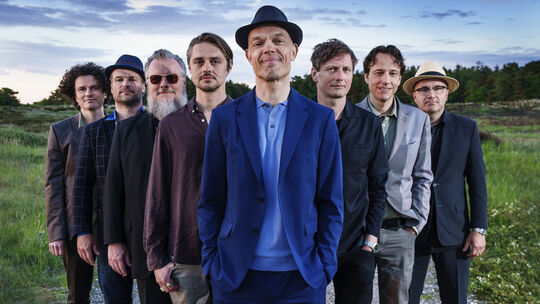 Die achtköpfige Band Thorbjørn Risager & The Black Tornado steht für einen unverkennbaren Sound abseits ausgetretener Pfade. Liv Die achtköpfige Band Thorbjørn Risager & The Black Tornado steht für einen unverkennbaren Sound abseits ausgetretener Pfade. Liv