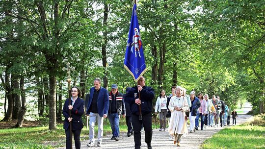 Auf dem Weg zur Kapelle: Arembergs Ortsbürgermeister Thomas Nelles trägt die Traditionsfahne der Freiwilligen Feuerwehr. Auf dem Weg zur Kapelle: Arembergs Ortsbürgermeister Thomas Nelles trägt die Traditionsfahne der Freiwilligen Feuerwehr.