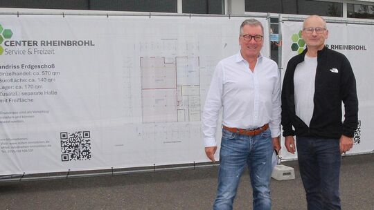 Investor André Reifert (links) und Ortsbürgermeister Oliver Labonde erläutern die Pläne für das "Center Rheinbrohl". Investor André Reifert (links) und Ortsbürgermeister Oliver Labonde erläutern die Pläne für das "Center Rheinbrohl".