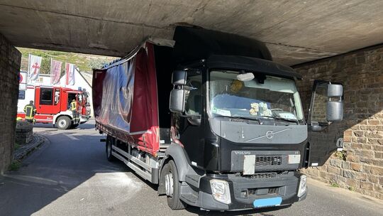 Lkw blockiert Unterführung in Kobern-Gondorf Lkw blockiert Unterführung in Kobern-Gondorf