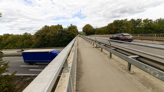 Die Brücke der L416 führt von Horrweiler nach Gensingen über die A61 und ist eine wichtige Anbindung. Die Brücke der L416 führt von Horrweiler nach Gensingen über die A61 und ist eine wichtige Anbindung.