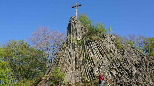 Der Druidenstein soll das Naturwunder Deutschlands 2026 werden. Der sagenhafte Basaltfels zieht die Touristen magisch an. Aber e Der Druidenstein soll das Naturwunder Deutschlands 2026 werden. Der sagenhafte Basaltfels zieht die Touristen magisch an. Aber e