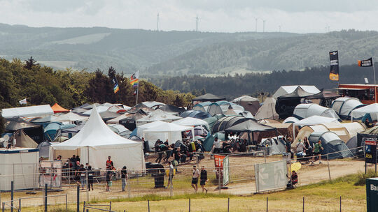 Der Campingplatz A5 ist bei den Festivalbesuchern von Rock am Ring beliebt. Er liegt nur wenige Minuten Fußweg vom Konzertgeländ Der Campingplatz A5 ist bei den Festivalbesuchern von Rock am Ring beliebt. Er liegt nur wenige Minuten Fußweg vom Konzertgeländ