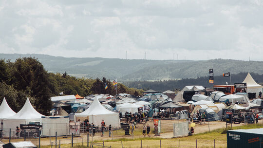 Der Campingplatz A5 ist bei den Festivalbesuchern von Rock am Ring beliebt. Er liegt nur wenige Minuten Fußweg vom Konzertgeländ Der Campingplatz A5 ist bei den Festivalbesuchern von Rock am Ring beliebt. Er liegt nur wenige Minuten Fußweg vom Konzertgeländ
