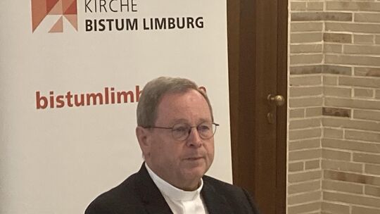 Georg Bätzíng ist vor zehn Jahren zum Bischof von Limburg geweiht worden. Der 65-Jährige blickt mit Sorge auf den jüngsten Wahle Georg Bätzíng ist vor zehn Jahren zum Bischof von Limburg geweiht worden. Der 65-Jährige blickt mit Sorge auf den jüngsten Wahle
