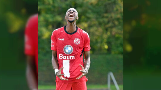 Kelvin Lunga hatte die Chance, seinen Ahrweiler BC in Wiesbach in Führung zu bringen. Er setzte den Ball aber knapp neben das To Kelvin Lunga hatte die Chance, seinen Ahrweiler BC in Wiesbach in Führung zu bringen. Er setzte den Ball aber knapp neben das To