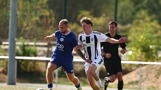 Philipp Pitkowski (blaues Trikot) erzielte zwar zu Beginn der zweiten Hälfte den überfälligen Anschlusstreffer zum 2:1, doch am Philipp Pitkowski (blaues Trikot) erzielte zwar zu Beginn der zweiten Hälfte den überfälligen Anschlusstreffer zum 2:1, doch am