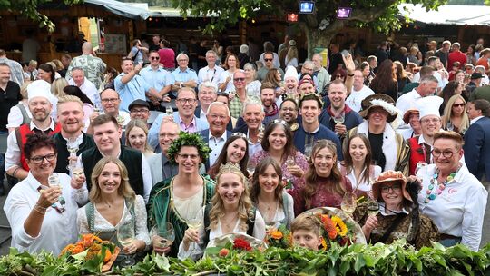 Beim Gruppenfoto durfte natürlich keiner fehlen, die neuen Weinmajestäten standen im Vordergrund. Beim Gruppenfoto durfte natürlich keiner fehlen, die neuen Weinmajestäten standen im Vordergrund.