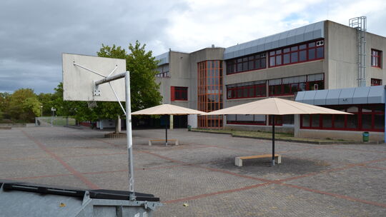 Der total versiegelte Pausenhof der Realschule Plus in Langenlonsheim,
entspricht nicht mehr dem heutigen Standard. Der total versiegelte Pausenhof der Realschule Plus in Langenlonsheim,
entspricht nicht mehr dem heutigen Standard.
