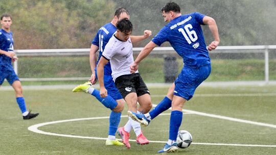 Nawid Safdari (weißes Trikot) brachte die Wirgeser Reserve mit seinem Doppelschlag auf Kurs, doch die Gäste aus Höhr-Grenzhausen Nawid Safdari (weißes Trikot) brachte die Wirgeser Reserve mit seinem Doppelschlag auf Kurs, doch die Gäste aus Höhr-Grenzhausen