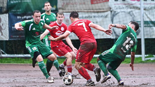 Schon in der ersten Halbzeit war der Hartplatz am Niederdreisbacher Koppelberg und die Trikots der Spieler des VfB (in Grün) un Schon in der ersten Halbzeit war der Hartplatz am Niederdreisbacher Koppelberg und die Trikots der Spieler des VfB (in Grün) un