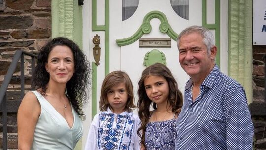 Karl Weyers lebt mit seiner Frau Mihaela und ihren Kindern Carl Luis und Amelia im Herrenhaus der Burg. Karl Weyers lebt mit seiner Frau Mihaela und ihren Kindern Carl Luis und Amelia im Herrenhaus der Burg.