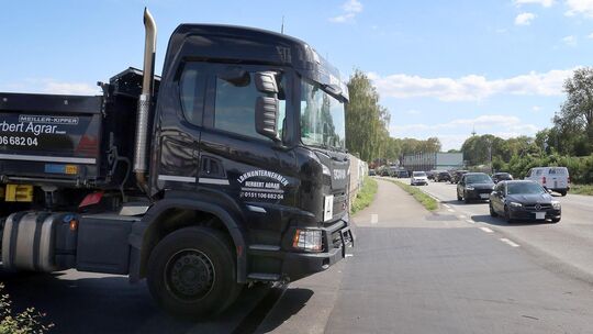 Muss der Fahrer bis an die Haltelinie heranfahren, um den Verkehr auf der B42 überhaupt einsehen zu können, ragt das Fahrzeug üb Muss der Fahrer bis an die Haltelinie heranfahren, um den Verkehr auf der B42 überhaupt einsehen zu können, ragt das Fahrzeug üb