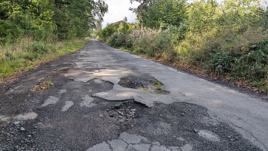 Die K92 zwischen Äpfelbach und dem Tüschebachsweiher bei Niederfischbach ist ziemlich in die Jahre gekommen. Die K92 zwischen Äpfelbach und dem Tüschebachsweiher bei Niederfischbach ist ziemlich in die Jahre gekommen.