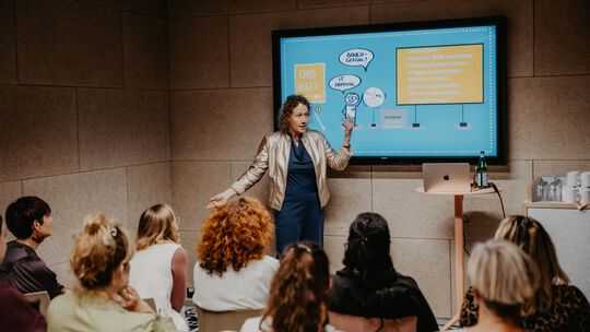 Christina Gippert gibt unter anderem Workshops in Unternehmen zum Thema "Trauer am Arbeitsplatz". Christina Gippert gibt unter anderem Workshops in Unternehmen zum Thema "Trauer am Arbeitsplatz".