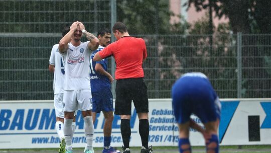 Neuwieds Fabian Weber (in Weiß) wird seinem HSV am Mittwochabend gegen Güls aufgrund einer Gelb-Roten Karte fehlen. Neuwieds Fabian Weber (in Weiß) wird seinem HSV am Mittwochabend gegen Güls aufgrund einer Gelb-Roten Karte fehlen.