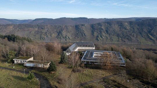 Versteckt und verlassen im Wald einer Anhöhe liegt die Anlage des sogenannten Cyberbunkers, in dem Kriminelle über Jahre ein ill Versteckt und verlassen im Wald einer Anhöhe liegt die Anlage des sogenannten Cyberbunkers, in dem Kriminelle über Jahre ein ill
