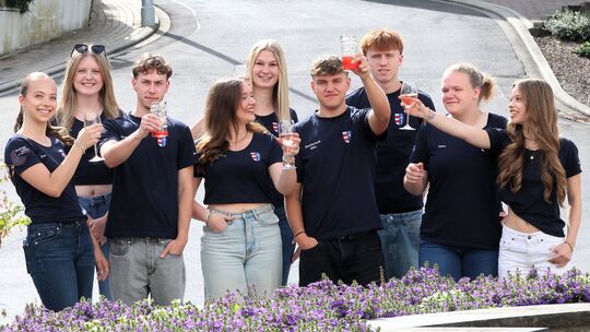 Mittendrin mit dem Jahrgang: Kirmespaar Logan Dean Picard und Clara Böhm sowie Mundschenk Mika Simon Mittendrin mit dem Jahrgang: Kirmespaar Logan Dean Picard und Clara Böhm sowie Mundschenk Mika Simon