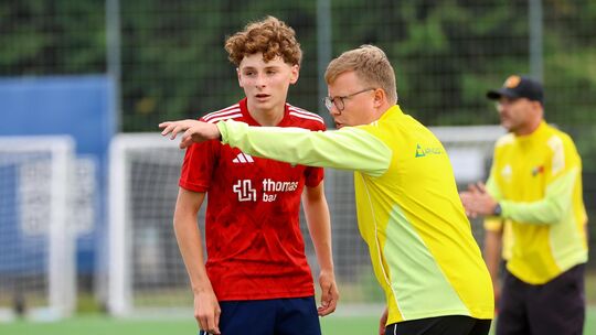 Die Anweisungen von Trainer Jannik Huber (hier an seinen Mittelfeldspieler Marcel Leimkühler) fruchteten diesmal nicht: Der JFV Die Anweisungen von Trainer Jannik Huber (hier an seinen Mittelfeldspieler Marcel Leimkühler) fruchteten diesmal nicht: Der JFV
