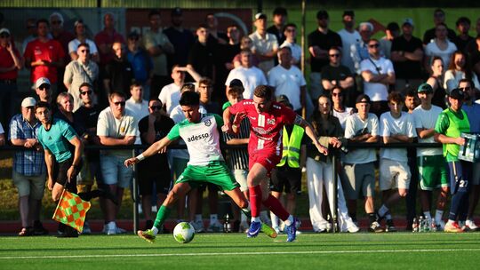 Vor gut 2200 Zuschauern duellierten sich im Entscheidungsspiel Ende Mai die SG Malberg (in Rot mit Justin Nagel) und die SG 06 B Vor gut 2200 Zuschauern duellierten sich im Entscheidungsspiel Ende Mai die SG Malberg (in Rot mit Justin Nagel) und die SG 06 B
