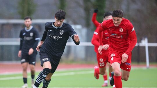In dieser Spielzeit kam Adis Siljkovic (schwarzes Trikot, hier im Duell mit Wittlichs Gabriel Harig) noch nicht zum Einsatz. Nun In dieser Spielzeit kam Adis Siljkovic (schwarzes Trikot, hier im Duell mit Wittlichs Gabriel Harig) noch nicht zum Einsatz. Nun