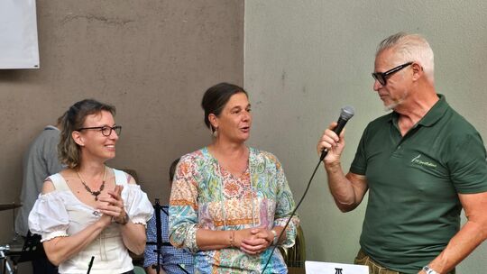 VG-Chefin Andrea Silvestri (Mitte) war beim Frühschoppen an der Hackenheimer Kirmes beim Musikverein Gemütlichkeit zu Gast. Hier VG-Chefin Andrea Silvestri (Mitte) war beim Frühschoppen an der Hackenheimer Kirmes beim Musikverein Gemütlichkeit zu Gast. Hier