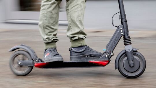 Ein E-Scooter ohne Versicherungsplakette wurde von der Polizei in der Bad Kreuznacher Fußgängerzone gestoppt. Der 15-jährige Fah Ein E-Scooter ohne Versicherungsplakette wurde von der Polizei in der Bad Kreuznacher Fußgängerzone gestoppt. Der 15-jährige Fah