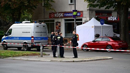 Ein Toter nach Schüssen auf der Sonnenallee in Berlin Ein Toter nach Schüssen auf der Sonnenallee in Berlin