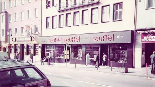 Reuffel in den 90er Jahren in der Löhrstraße - seit Langem der Stammsitz des Unternehmens, das mehrere Standorte hat. Reuffel in den 90er Jahren in der Löhrstraße - seit Langem der Stammsitz des Unternehmens, das mehrere Standorte hat.