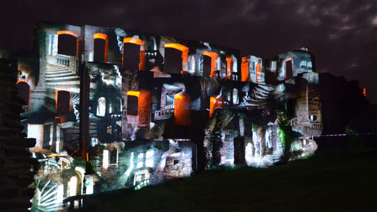 So oder so ähnlich dürfte sich zum „Rheinleuchten“ auch in diesem Jahr wieder die Fassade der Burg Rheinfels in St. Goar präsent So oder so ähnlich dürfte sich zum „Rheinleuchten“ auch in diesem Jahr wieder die Fassade der Burg Rheinfels in St. Goar präsent