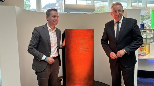 Oberbürgermeister David Langner (SPD) und Landtagspräsident Matthias Lammert (CDU) enthüllen im Forum Confluentes in Koblenz die Oberbürgermeister David Langner (SPD) und Landtagspräsident Matthias Lammert (CDU) enthüllen im Forum Confluentes in Koblenz die